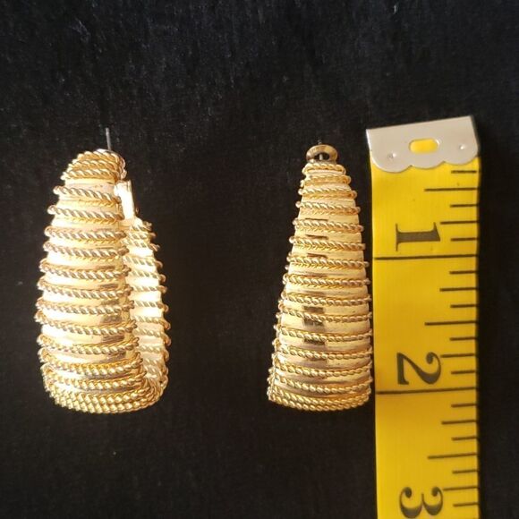 Stylish Ridged Goldtone Hoop Earrings - Picture 5 of 6